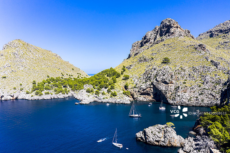巴利阿里群岛蓝色天空下的航拍景色图片素材