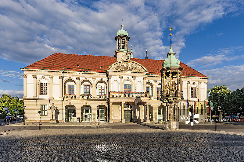德国萨克森-安哈尔特：马格德堡，历史市政厅前的马格德堡骑士雕像图片素材