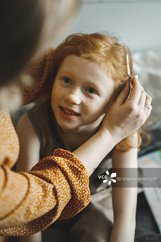 年轻女子在家拥抱女儿图片素材