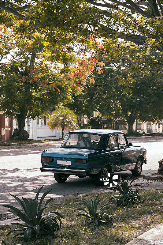古巴哈瓦那：La Vibora街区停放的蓝色老爷车图片素材