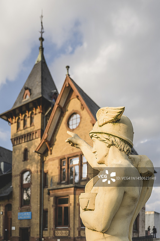 德国汉堡，卡尔特霍夫岛别墅前的墨丘利雕像图片素材