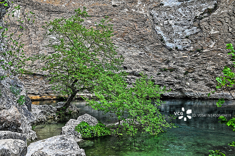 索格河源头的清澈水源图片素材
