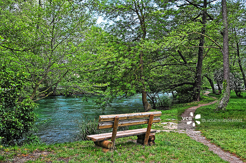 索格河边的木制休息长椅图片素材