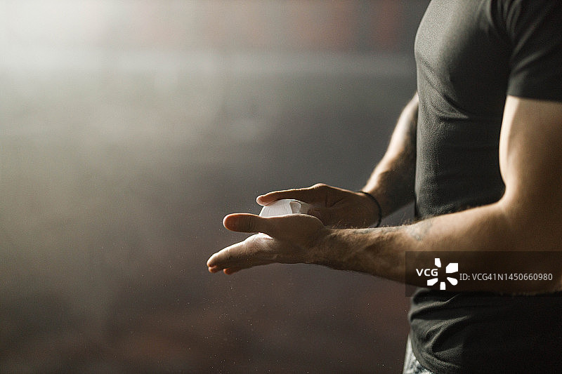 运动员用镁粉准备双手（特写）图片素材