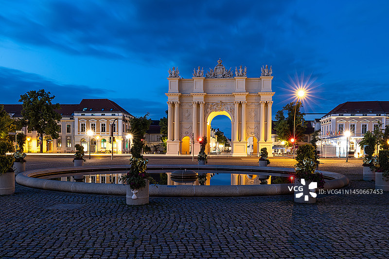 勃兰登堡门和路易森广场（波茨坦/勃兰登堡，德国）图片素材
