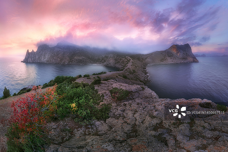 卡普奇克角。海面上的黎明。“Noviy Svet”野生动物保护区，克里米亚图片素材