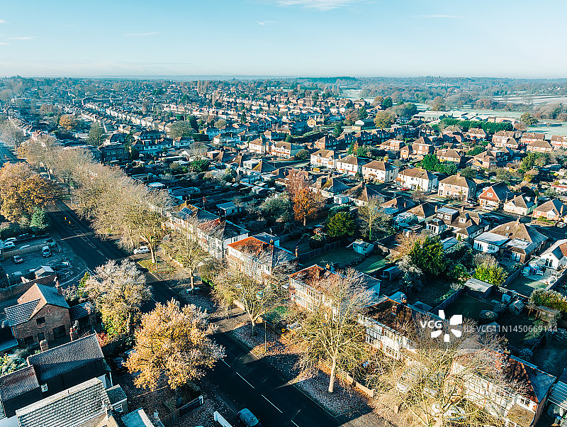 覆盖着霜冻的房屋和后花园的日出景观图片素材
