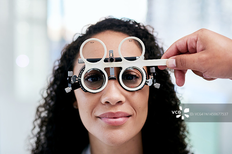 女患者接受视力检查，笑容满面图片素材