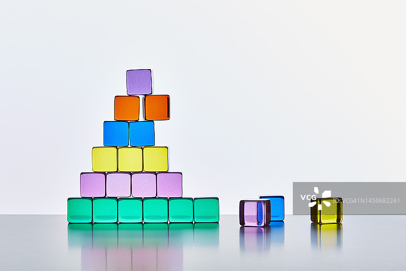 透明彩色立方体的概念图图片素材