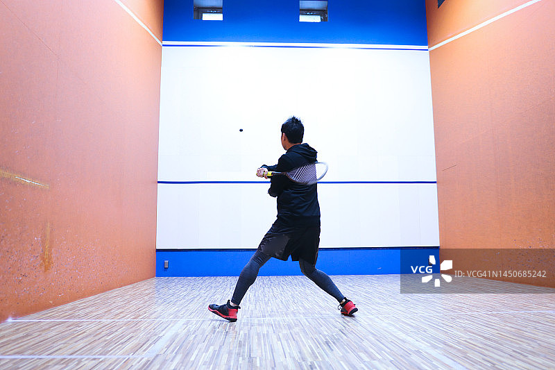 男人打壁球图片素材