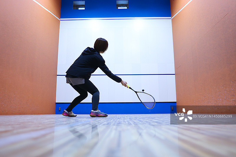 打壁球的亚洲女人图片素材