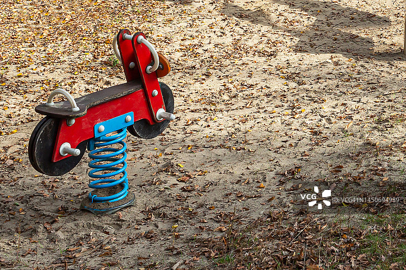 摇摆木马儿童游乐玩具图片素材