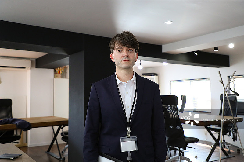 男子佩戴员工证图片素材