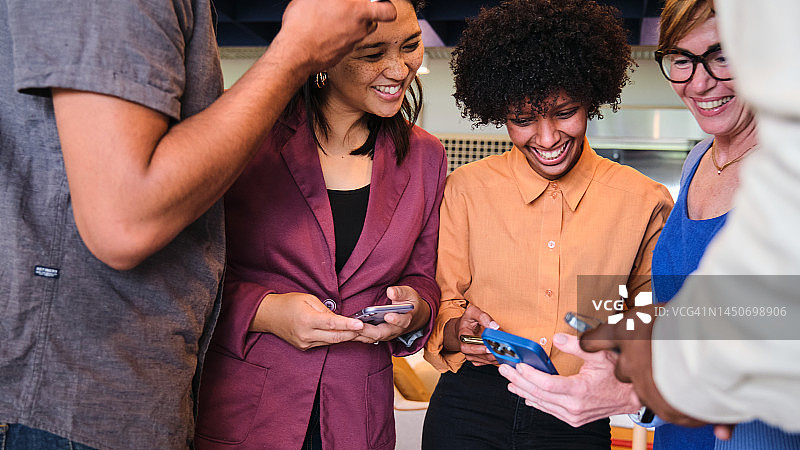 微笑的商务人士在工作休息期间查看手机图片素材