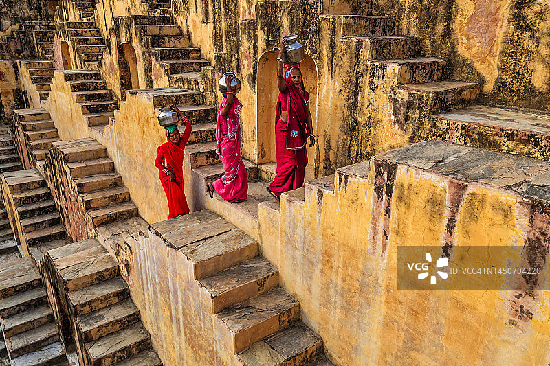 印度色彩：斋浦尔附近，从阶梯井打水的印度妇女图片素材