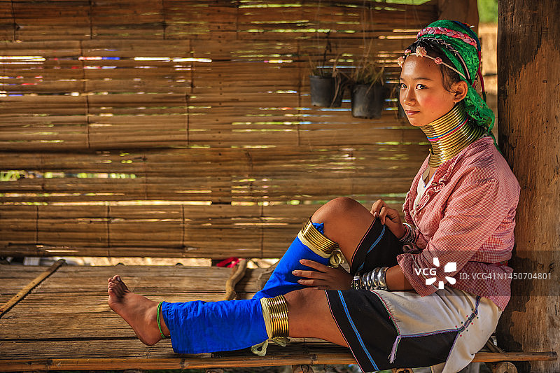长颈喀伦族年轻女孩肖像图片素材
