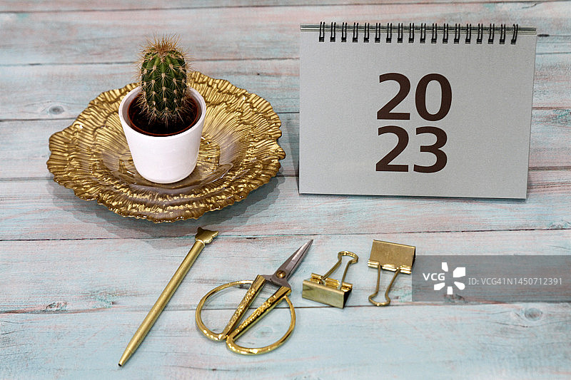 办公桌上的2023年日历图片素材