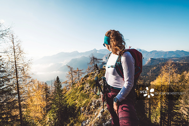 女徒步旅行者眺望秋日山脉图片素材