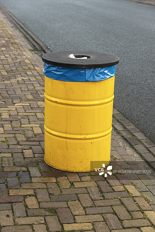 黄色垃圾桶图片素材