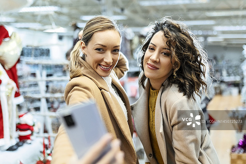 圣诞树购物自拍图片素材