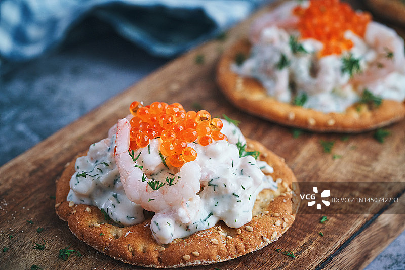 斯卡恩吐司配斯堪的纳维亚虾仁鸡尾酒和鱼籽图片素材