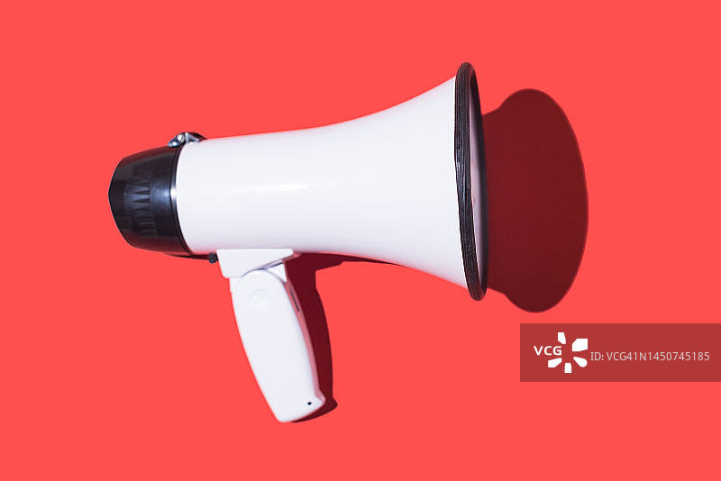 红色背景上的白色扩音器图片素材
