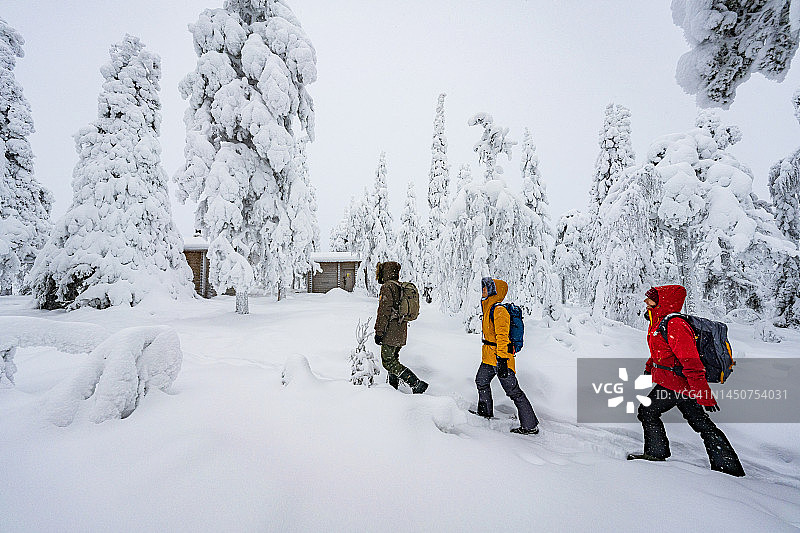 芬兰拉普兰冬季雪地小径上的徒步者图片素材