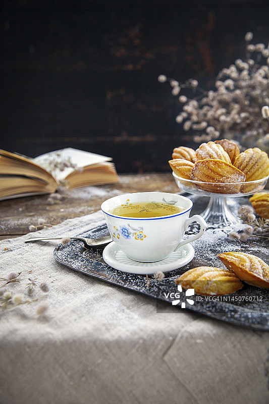 玛德琳蛋糕和茶杯图片素材