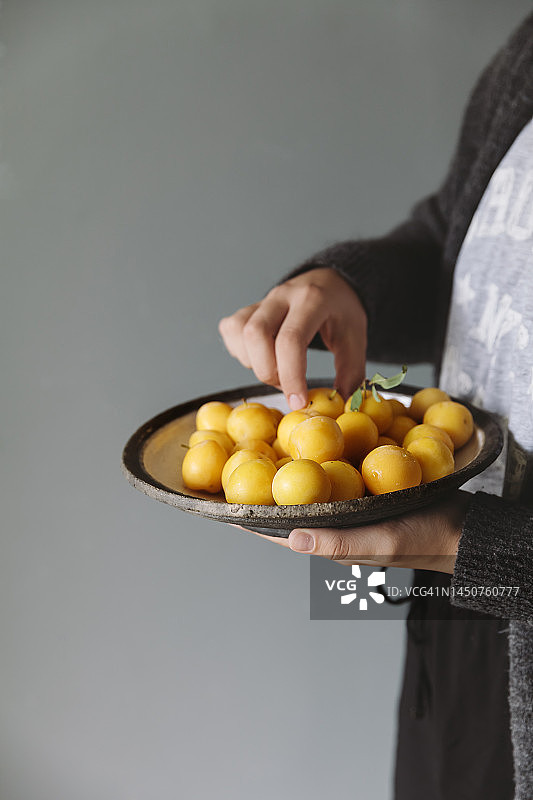 碗里的黄李子图片素材