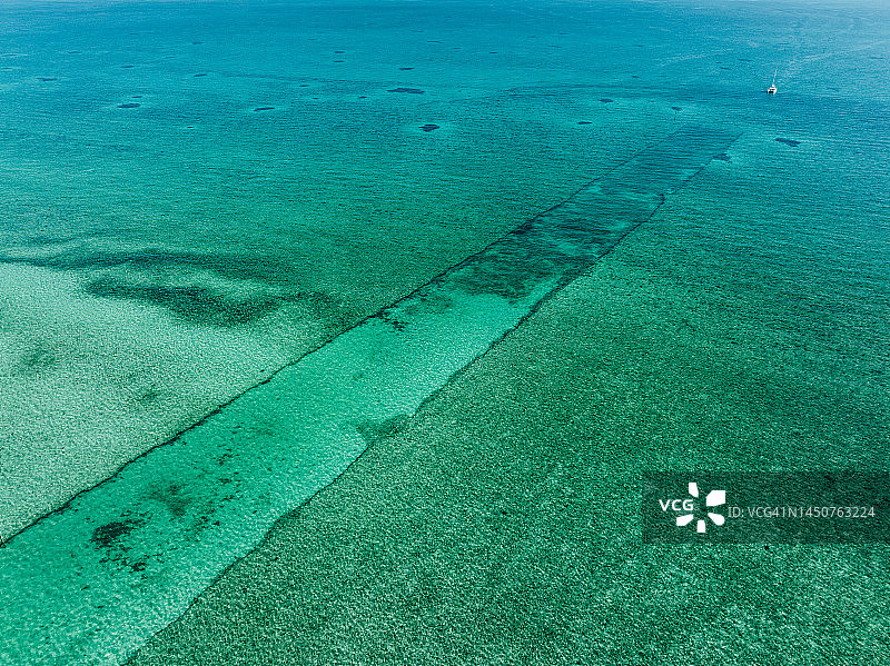 高角度视角：一艘帆船驶近巴哈马新普罗维登斯岛拿骚的海峡图片素材