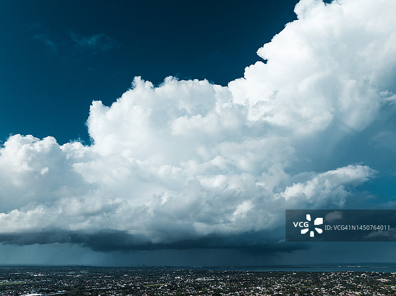巴哈马新普罗维登斯岛拿骚上空的暴风云航拍图片素材