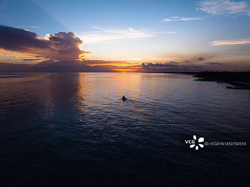 巴哈马新普罗维登斯岛拿骚海岸线日落时分的摩托艇无人机剪影图片素材