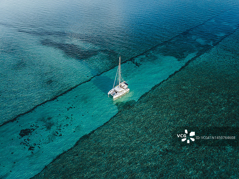 巴哈马新普罗维登斯岛双体船航拍影像图片素材