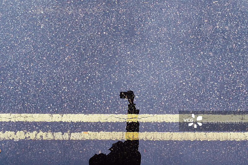 男人在水坑中拍照的倒影图片素材