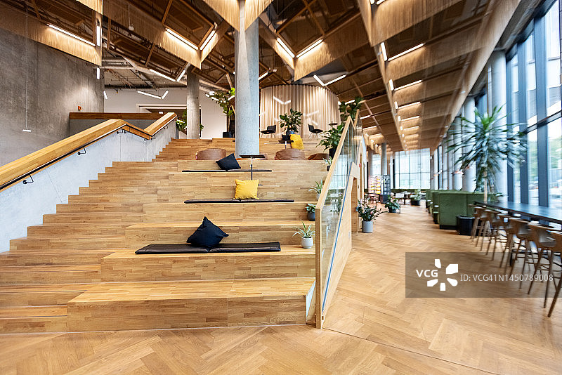 创新型办公室阶梯式工作站与餐厅图片素材