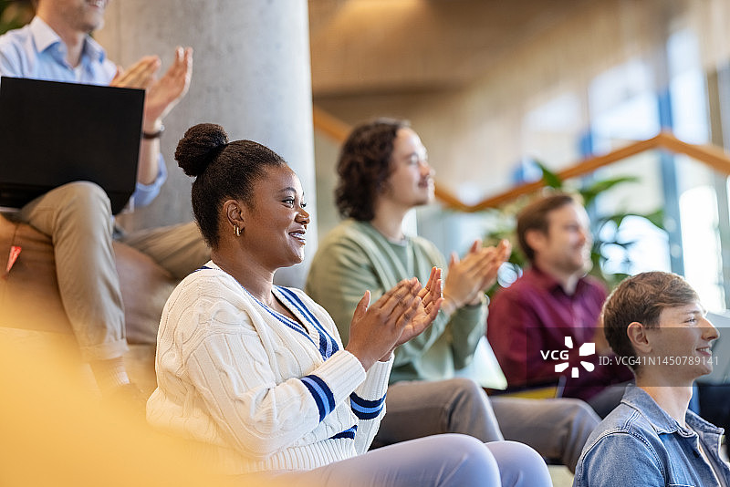 多民族人士在会议上坐在台阶上鼓掌图片素材