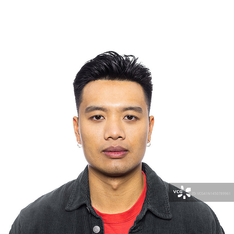 在白色背景下的年轻亚洲男子肖像图片素材