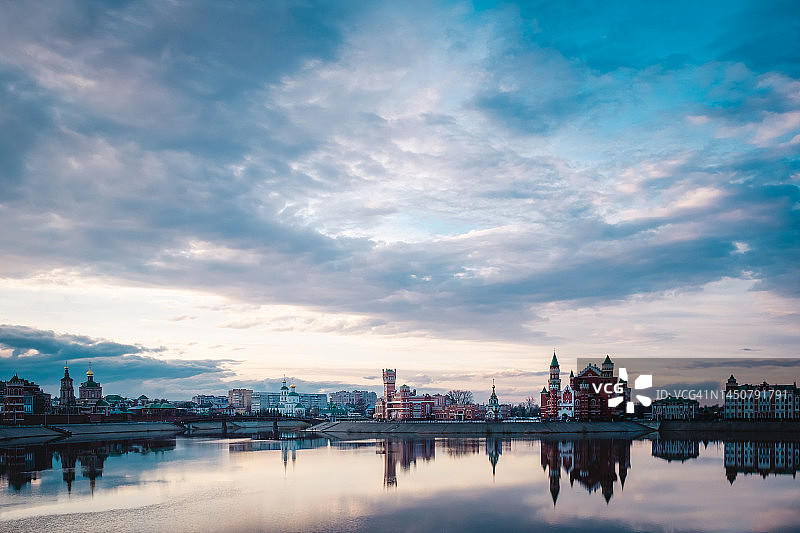 布鲁日堤岸风光：美丽的傍晚天空，云朵倒映在水中，俄罗斯马里埃尔共和国图片素材