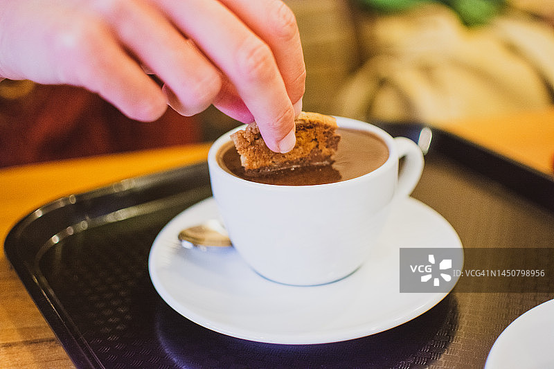 女人将饼干浸入热巧克力图片素材