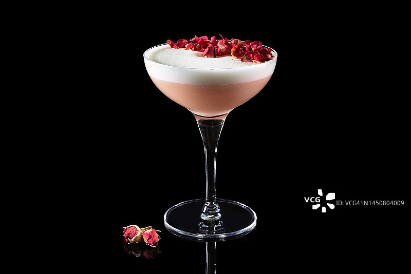 搭配玫瑰的精美粉色鸡尾酒图片素材
