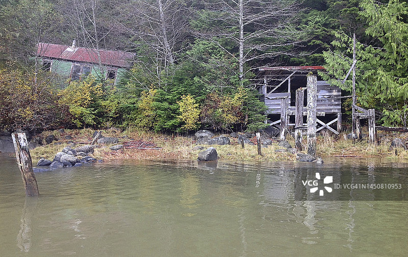 河边被遗弃的房子图片素材