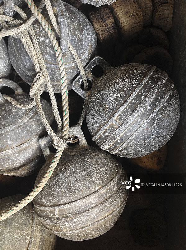 储存在渔棚中的复古铅坠图片素材