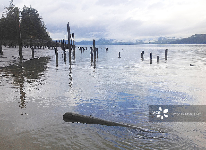 荒野中的商业码头遗址图片素材