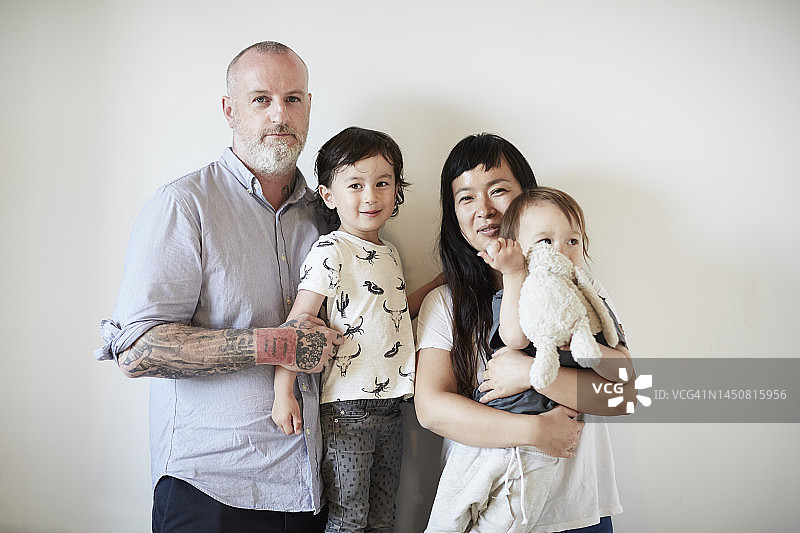 混血家庭的影棚肖像图片素材