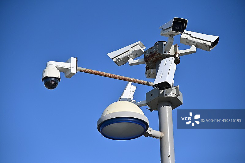 街道路灯杆上的监控摄像头图片素材