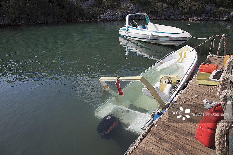 部分浸没的机动船图片素材