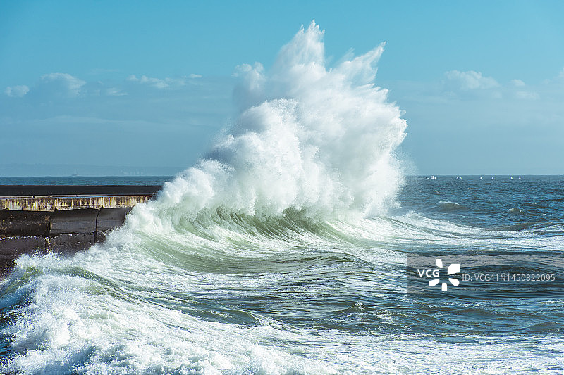 海岸边拍打的巨浪图片素材
