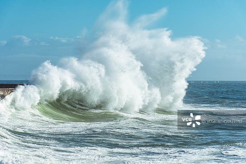 海岸边拍打的巨浪图片素材