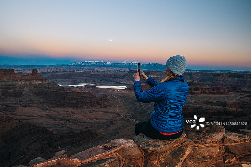 女徒步旅行者在山脊上的观景点放松图片素材