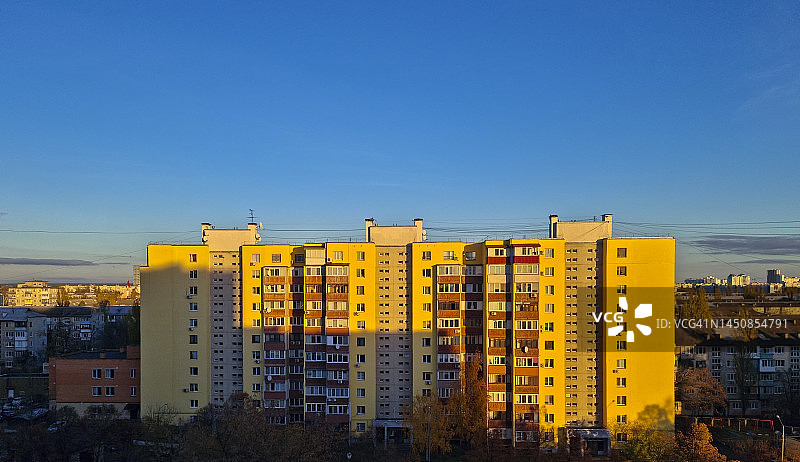 夕阳的阳光反射在住宅楼外墙上图片素材